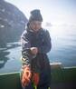 Marco, 22 ans pêche à la morue dans les environ de Nuuk le 28 mai 2023. Il transfert les poissons qu'il vient de pêcher sur le bateau usine de Royal Greenland où ils seront préparés pour la vente.